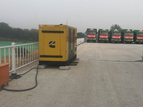 黄平电力系统的稳定性和设备兼容性如何影响发电机组的频率规格？